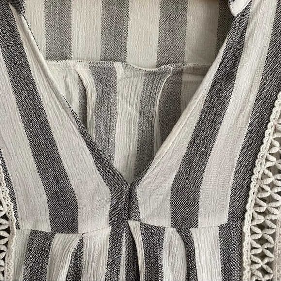 Chicwish loose fit tunic top gray white puff sleeve. V neck large/X-Large - Picture 7 of 8